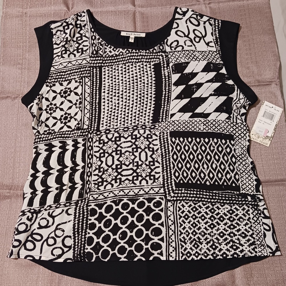 Black Rainn Women's Black and White Print top NWT